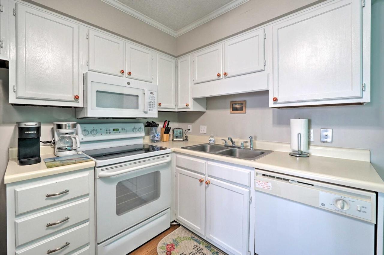 Condo With Balcony And Pool Walk To 2 Beach Accesses! Carolina Beach Kültér fotó